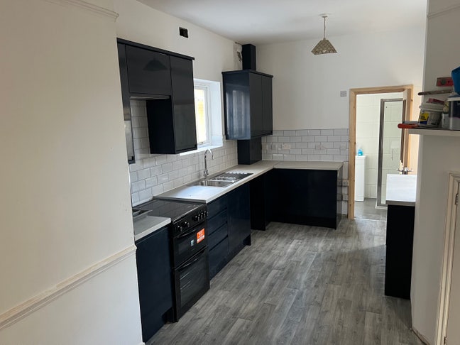 Double Bedroom minutes from  Central Line Main Photo