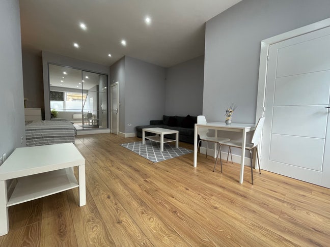 Stylish Studio Close To Train Station Main Photo