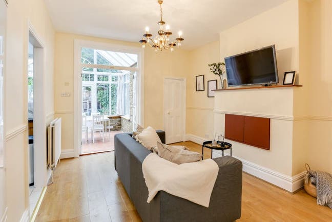 Stunning Mortlake house, near river and high St. Main Photo