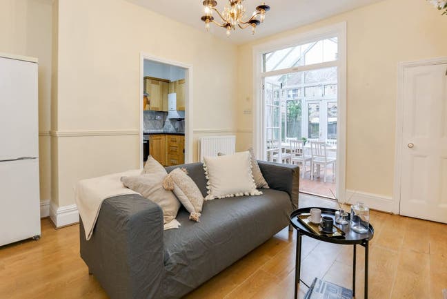 Stunning Mortlake house, near river and high St. Main Photo