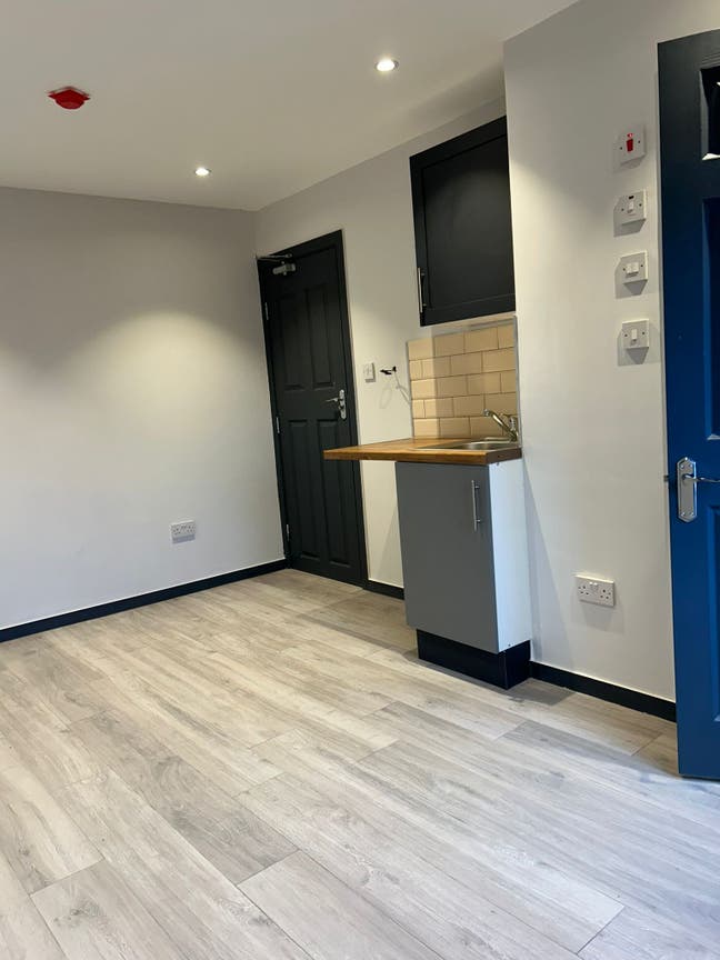 Refurbished Studio Rooms, Raymond Crescent, GU2 Main Photo