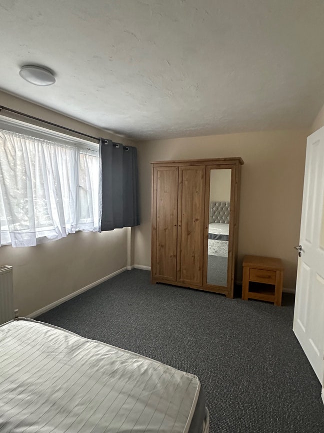 Double room available in Redhill  Main Photo