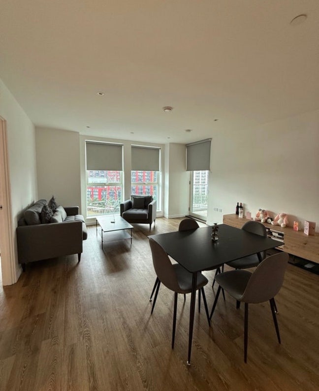 Stunning Ensuite in a Modern 2-BHK in Canning Town Main Photo