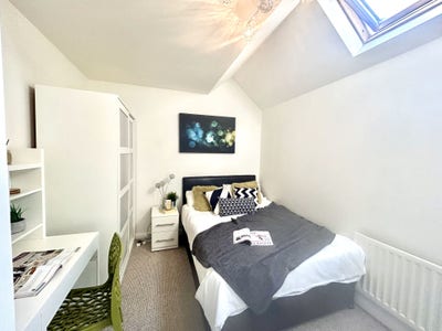 Walk to Town from RG1 💚 Don't Miss Out 
 Main Photo