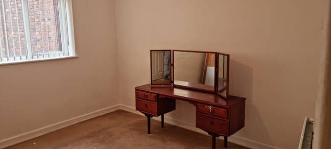 Room available in flatshare with another eldery Main Photo