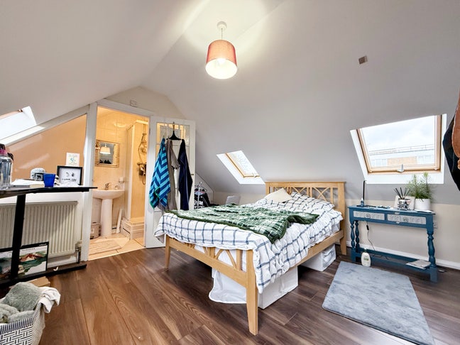 2 Bed Split Level Flat 1 Min Walk to Iver Station Main Photo