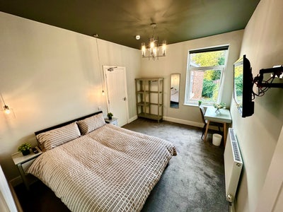 Beautiful En- Suite Room Available Main Photo