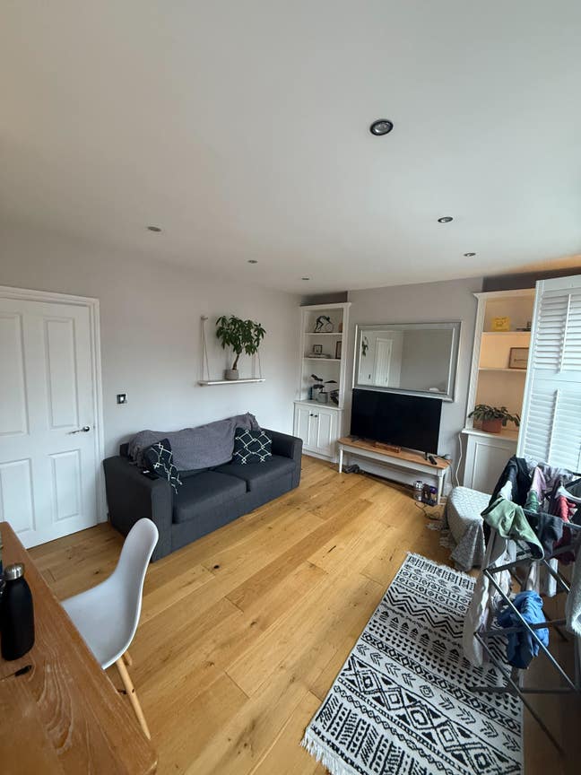 Spacious room in bright flat Main Photo