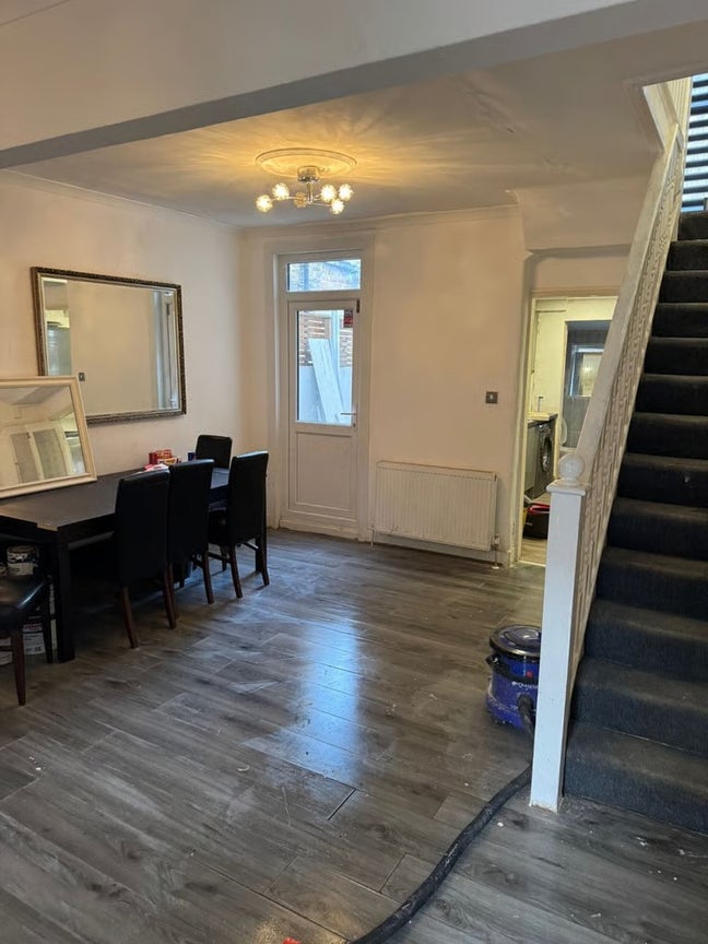 5-bed house available in E13 Main Photo