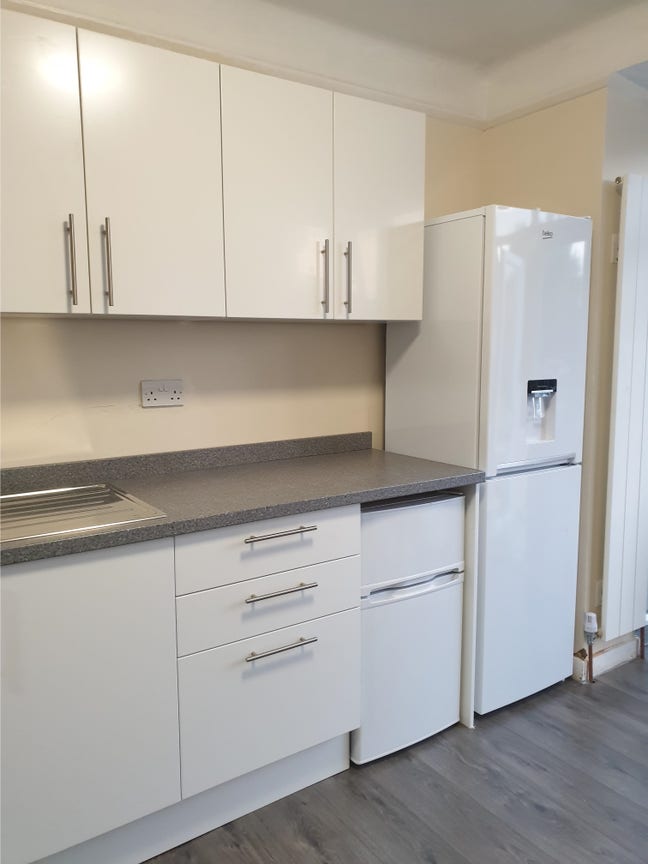 Spacious  Furnished Room to Let in New Southgate  Main Photo