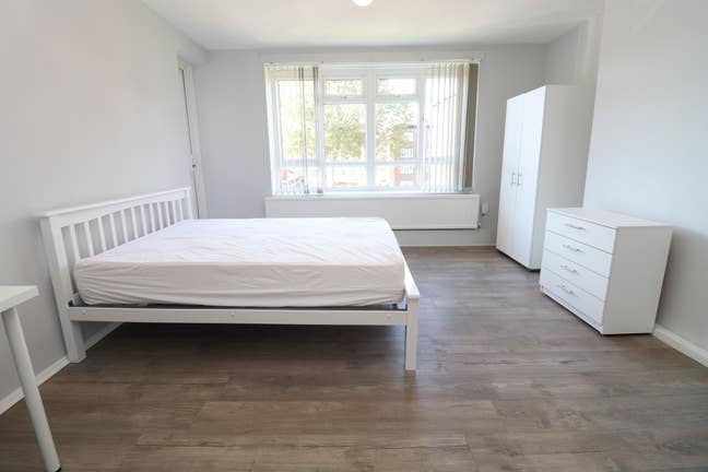 West London Calling! - Spacious Room with Balcony Main Photo