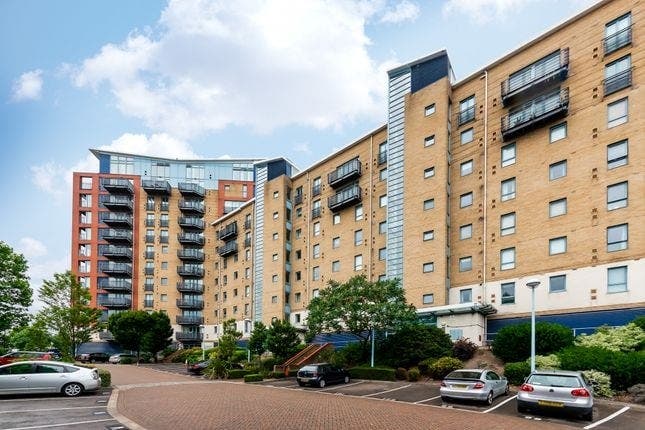 2 Double& 1 Ensuite rooms available in Royal Docks Main Photo