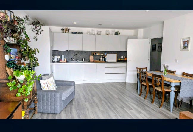 Huge double room in a 2 bedroom modern flat Main Photo