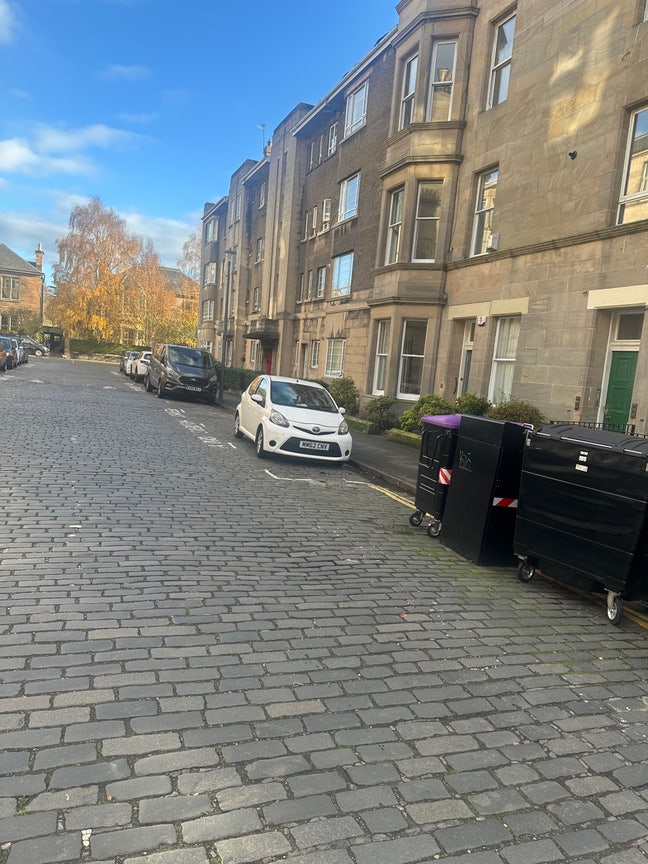 Bright spacious double room (spare room in flat) Main Photo