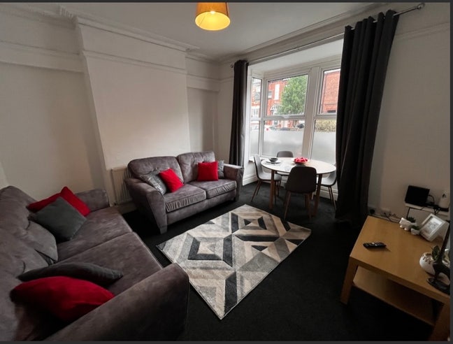 Lovely spacious room now available  Main Photo