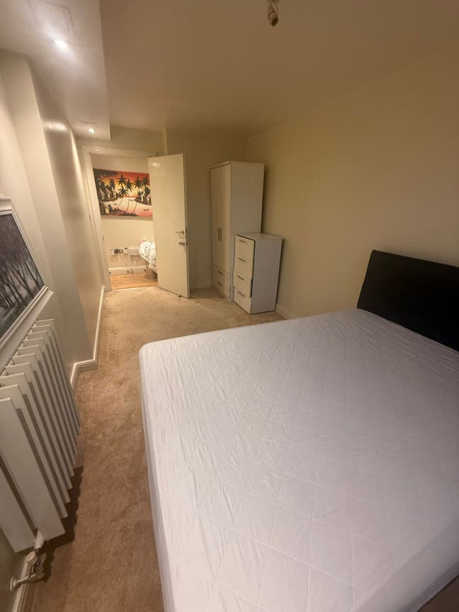 🏡 3 Stunning Newly Refurbished Rooms  Main Photo