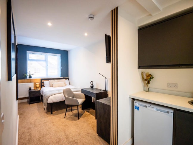 Stylish modern double ensuite room! 💙 Main Photo