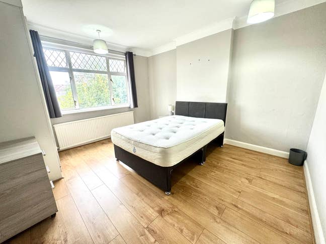 🚇 Walk to Morden Tube – 2 Rooms Main Photo