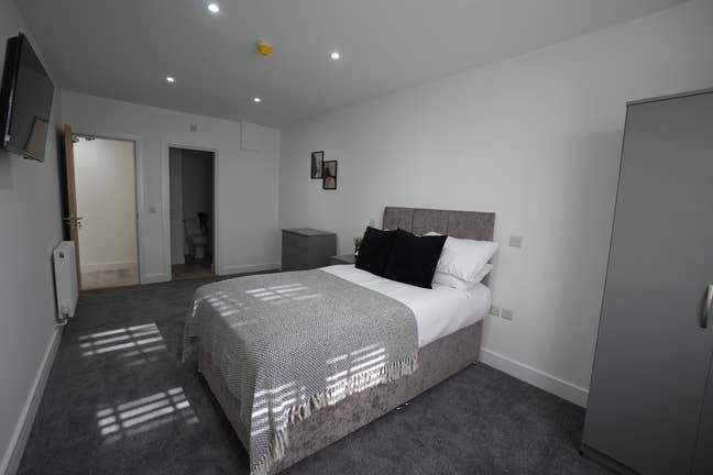 1 Ensuite Left-Close to Qa-No Deposit Option Main Photo