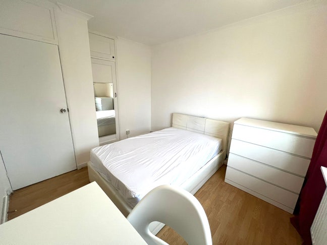 Special Bedroom - No Deposit + Bills Included! Main Photo