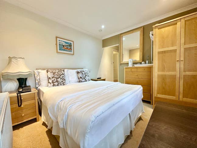 Spacious Hotel Room in Bromley! Main Photo