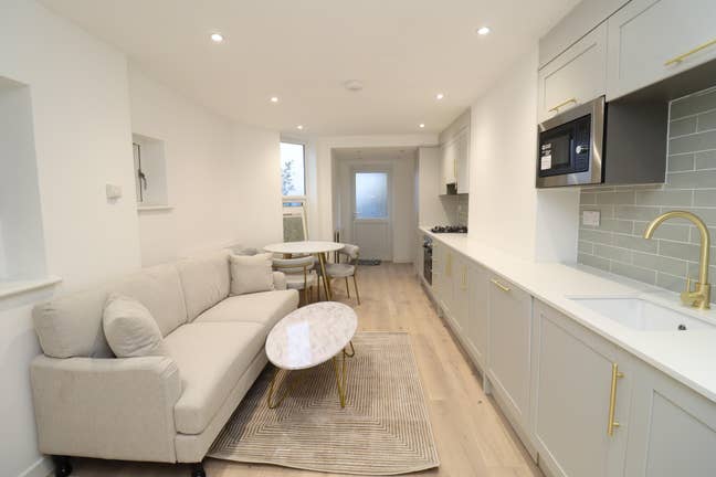Modern Room in 2-Bed Flat, Greenwich Share with 1  Main Photo