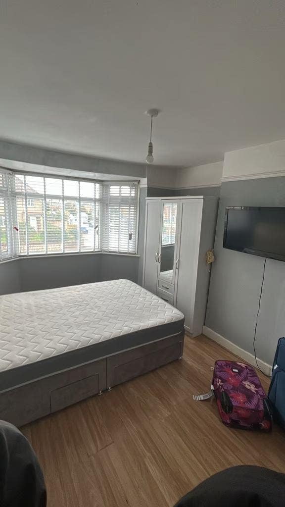 Double room is available for rent in - BN14 7AF Main Photo