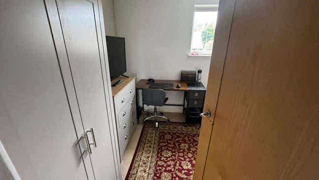 Apartment room up for rent (With Parking) Main Photo