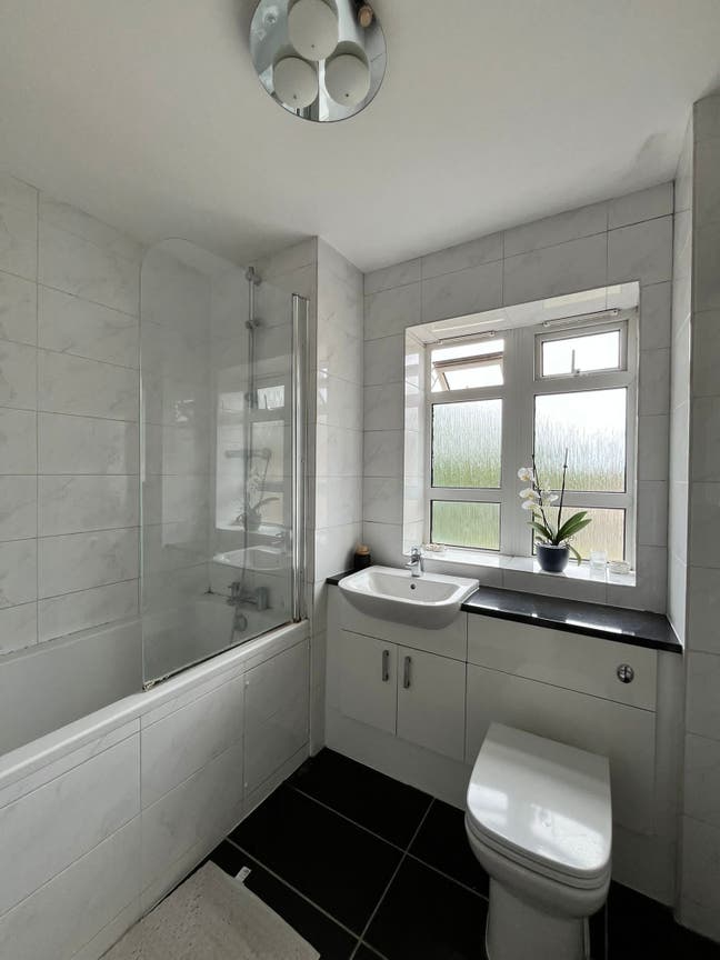 Mon-Fri let also considered - please enquire Main Photo