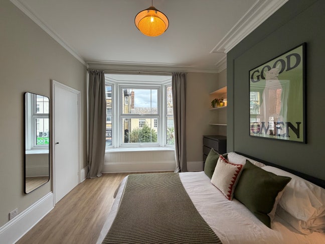 Newly Redecorated Double Room – Tunbridge Wells Main Photo