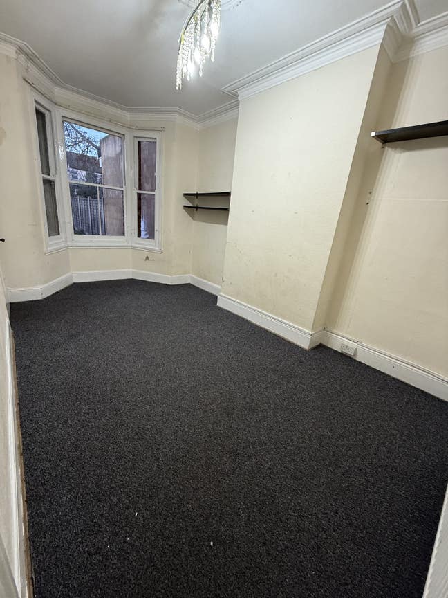 Large room to let Ilford 1Min walk to Amenities Main Photo
