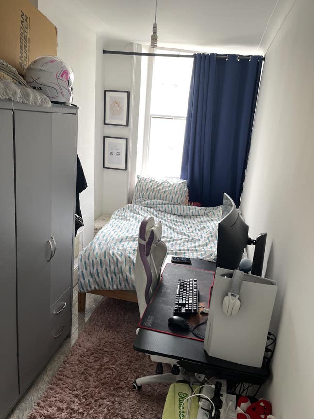 Room to let in large flat Main Photo