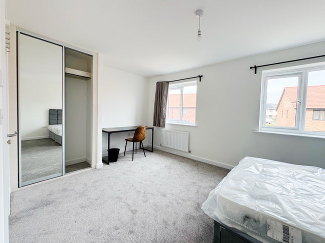 Large Ensuite Room in well kept house Main Photo