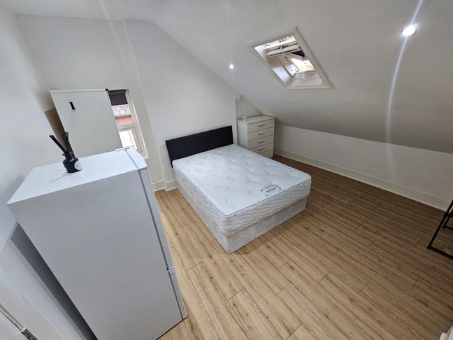 🛏️ Top Floor Ensuite  to Let in - Willesden Green  Main Photo