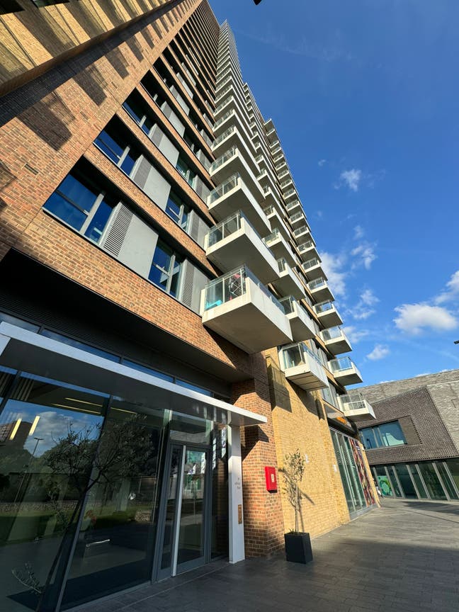 Modern Room in High Rise Build- Gym / 1min to Tube Main Photo