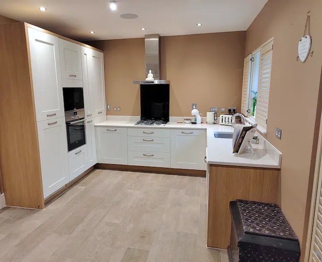 Beautiful GF 2 Bed Apartment bills included  Main Photo