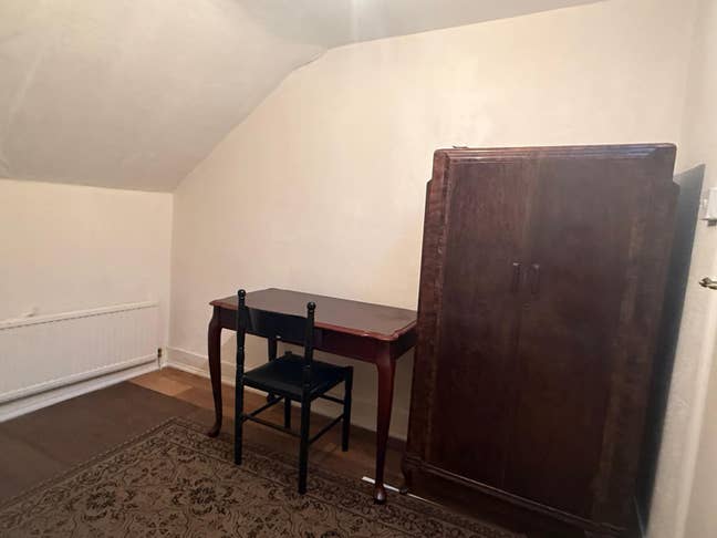 Spacious Loft Room for Rent – Perfect for Singles! Main Photo