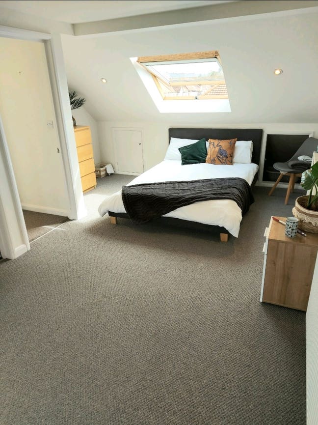 Large Ensuite in harmonious houseshare Main Photo