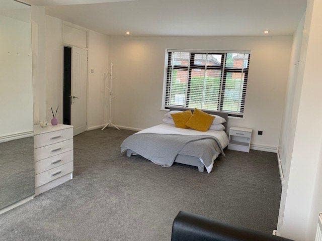 Huge Twin Double Room - All Bills Included Main Photo