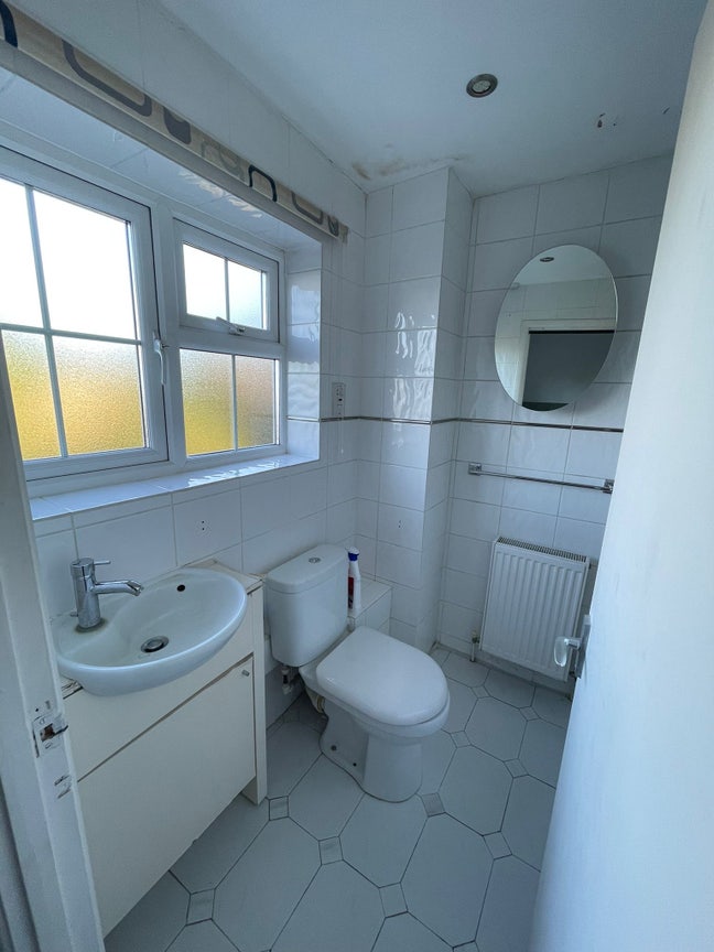 Spacious En-Suite Room (All bills included) Main Photo