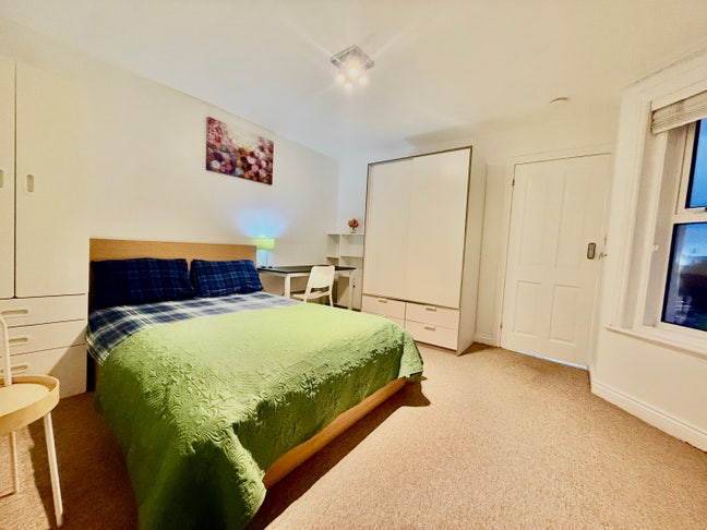 Extra large room near by shops in Winton  Main Photo