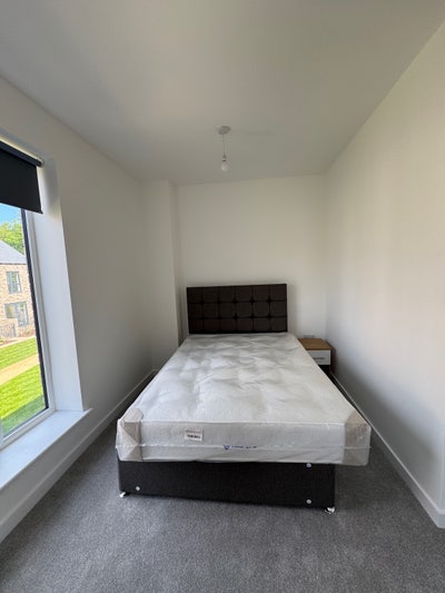 Spacious Double Room in a Modern 3-Bedroom Home Main Photo