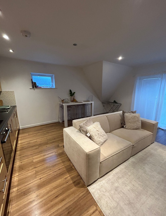 1 Room with Ensuit Available now! Main Photo