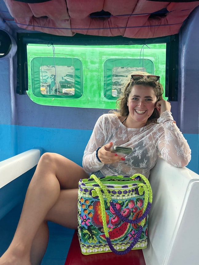 Professional female looking for double bed Main Photo