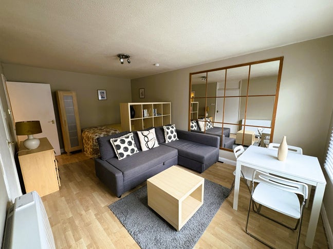 Large studio flat with communal swimming pool! Main Photo