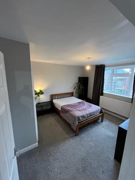 Lovely Very Spacious Room Available Now Main Photo