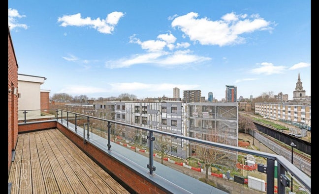 Double room with king bed and master bathroom Main Photo