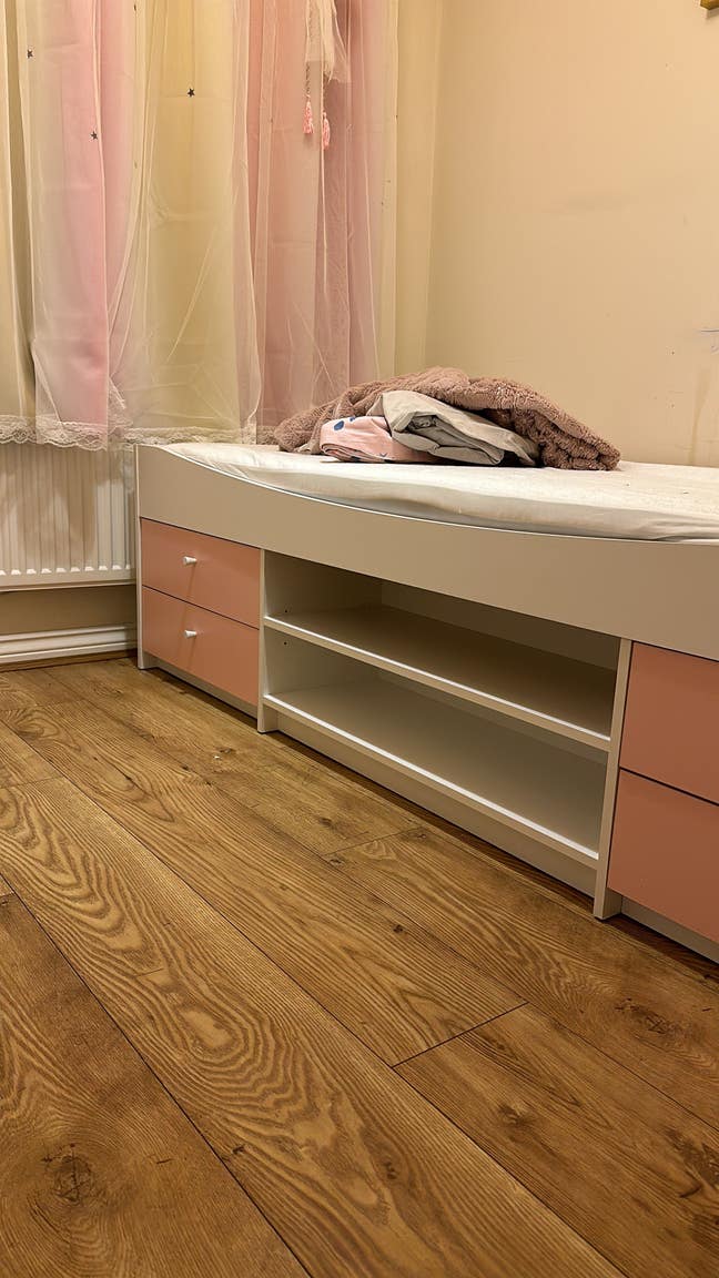 One Single Room with Shared Bathroom Rugby gateway Main Photo