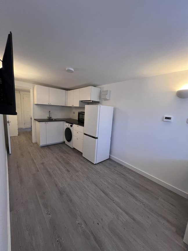 Self-contained 1 bedroom, en-suite, kitchenette Main Photo