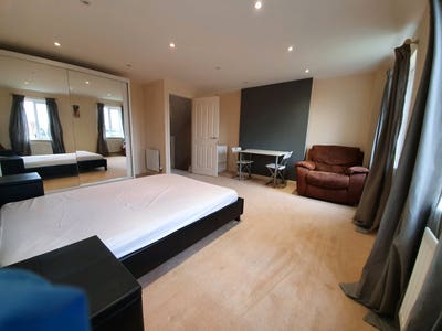 Double rooms in spacious modern house Main Photo